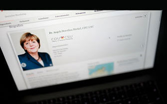 Picture taken on 4 January, 2019 shows the website of the German Bundestag (lower house of parliament) with a picture of German chancellor Angela Merkel displayed on the screen of a laptop. Photo: AFP