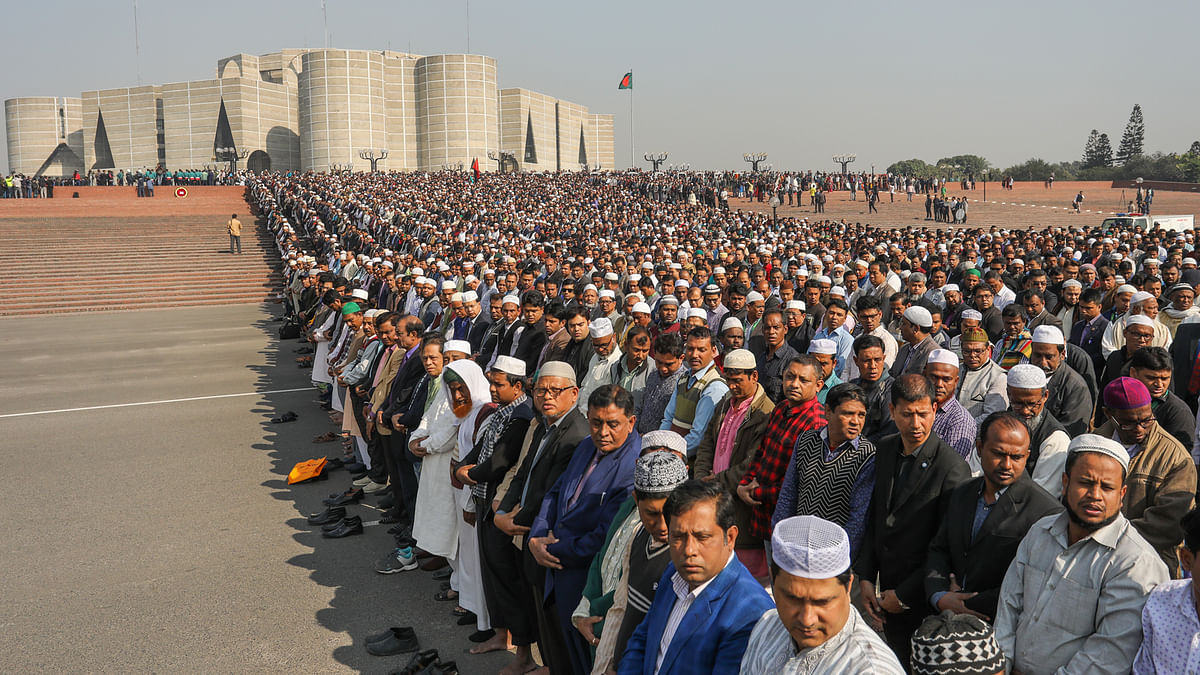 People attending namaze-e-janaza of Awmi League leader Syed Ashraful Islam at South Plaza of Jatiya Sangshad Bhaban in Dhaka on 6 January. Photo: Dipu Malakar