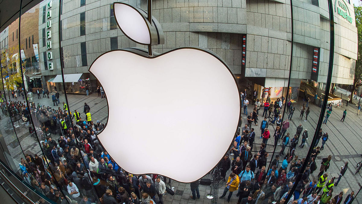 In this file photo taken on 19 September 2014 People crowd in front of the Apple Store in Munich, southern Germany to purchase a new Apple Iphone mobile device. Photo: AFP