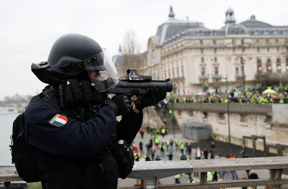 French policeman points a flash-ball gun a demonstration by the `yellow vests` movement in Paris, France, on 5 January 2019. Photo: Reuters