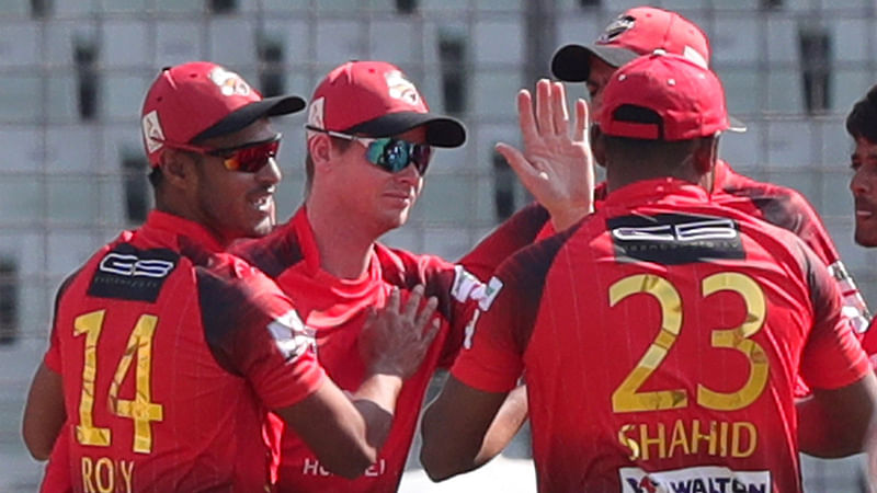 Comilla Victorians skipper Steven Smith (M) is celebrating a wicket of Sylhet Sixers with his teammates in the third match of Bangladesh Premier League at Sher-e-Bangla National Cricket Stadium on Sunday. Photo: Prothom Alo