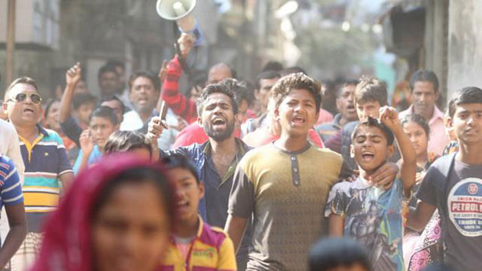 Locals lay siege in Dhaka`s Gendaria protesting against two-year-old Ayesha Moni`s death. Photo: Abdus Salam