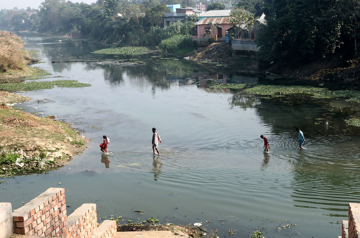 People crossing the river Karatoya at Kadamtali Ghat, Duttabari in Bogura on 9 January. Photo: Soel Rana