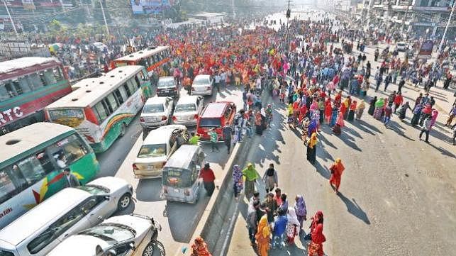 RMG Workers are seen on roads. Prothom Alo File Photo