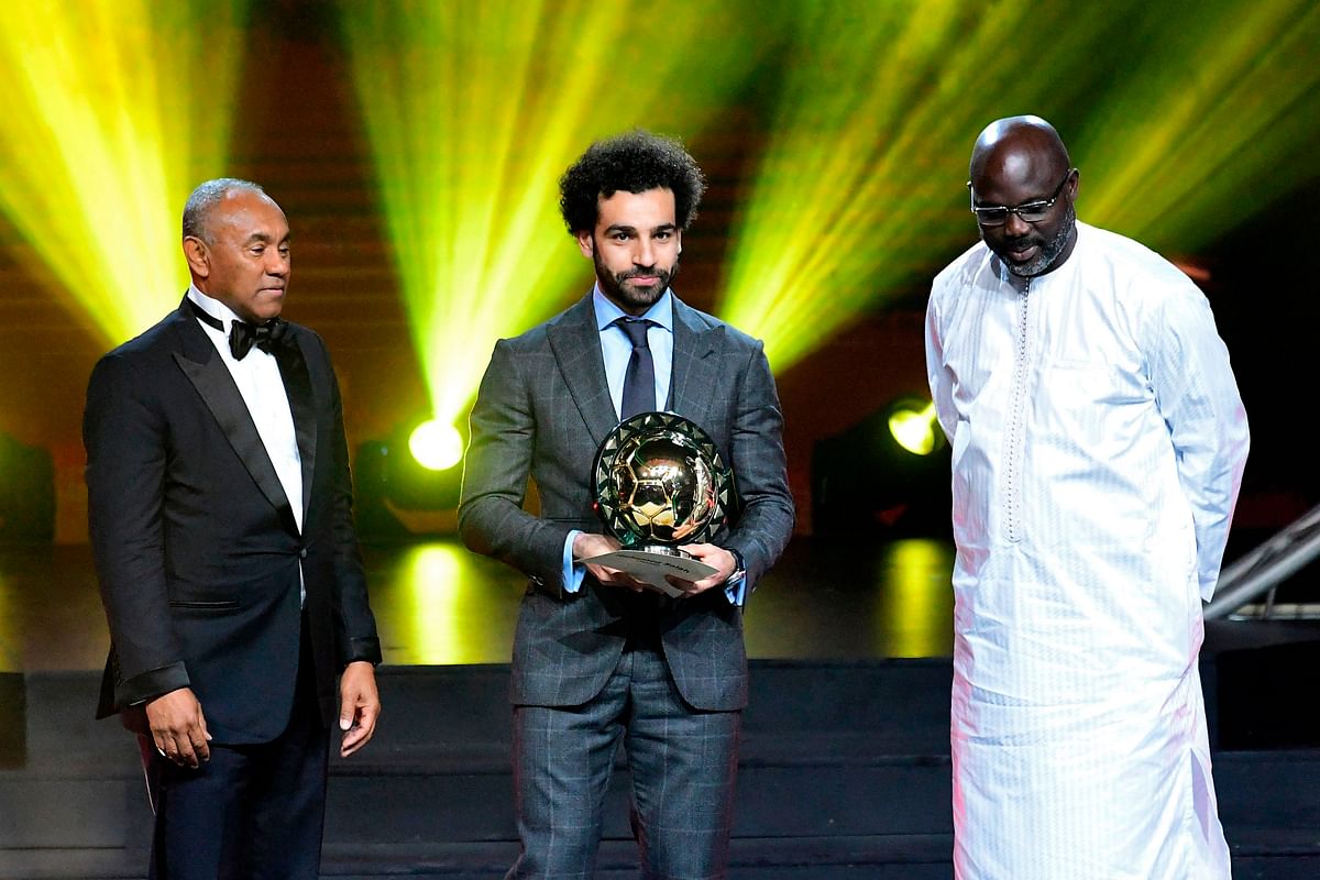 Confederation of African Football (CAF) President Ahmad Ahmad (L) poses after he handovered the 2018 African Footballer of the Year Award also called Ballon d`Or to Liverpool Egyptian forward Mohamed Salah (C) past Liberian President George Weah during an award ceremony in dakar on 9 January 2019. Photo: AFP