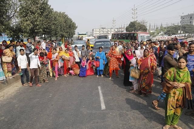 Agitating RMG workers blcoked road in Savar on Wednesday. Photo: Suvra Kanti Das