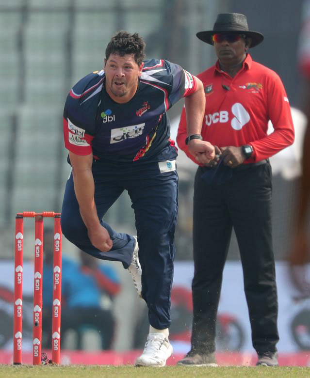 Robbie Frylinck bagged three wickets and then hammered four sixes to add 44 off 24 balls. Prothom Alo