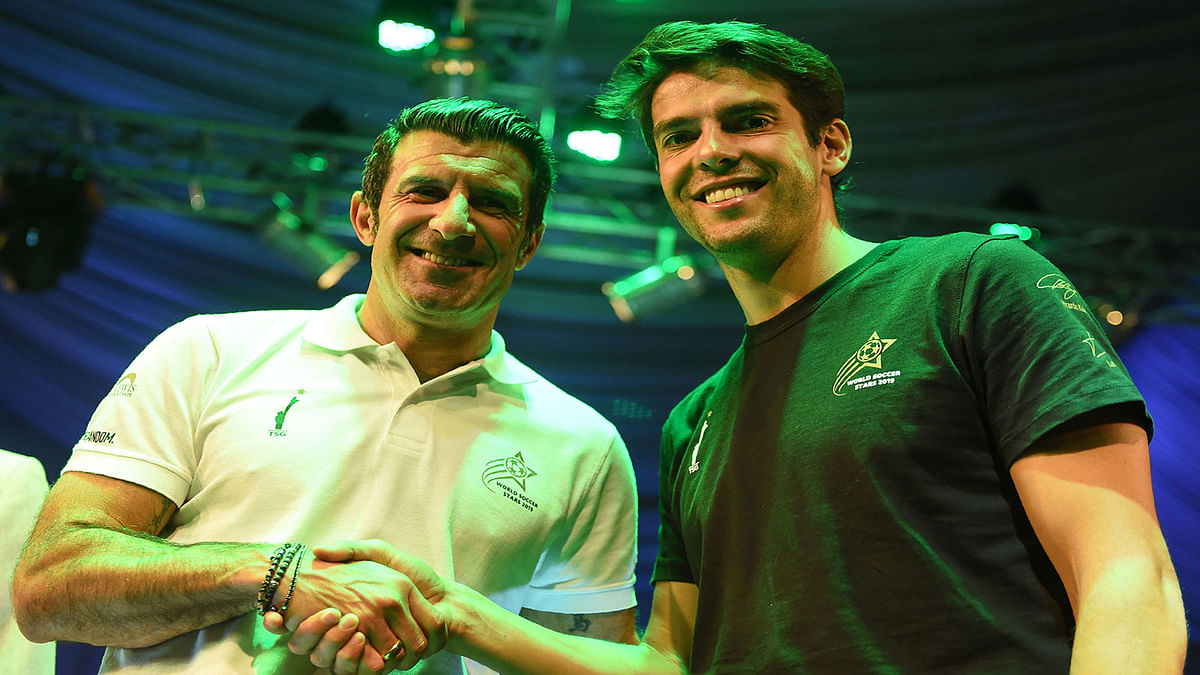 Brazilian former football player Ricardo Kaka (R) and former Portuguese football player Luis Figo (L) shake hands while they pose for photographs at a media conference in Karachi on 10 January 2019. Portuguese great Luis Figo and Brazilian star Kaka on January 10 vowed to help develop the `great promise` of football in Pakistan, a country obsessed with cricket and twice banned from international soccer. The two legends -- who both played for Spanish club Real Madrid -- are in Pakistan for a day-long visit as part of the Wold Soccer Stars tour, aimed at grooming nascent talent through exhibition matches and coaching clinics. -- Photo: AFP