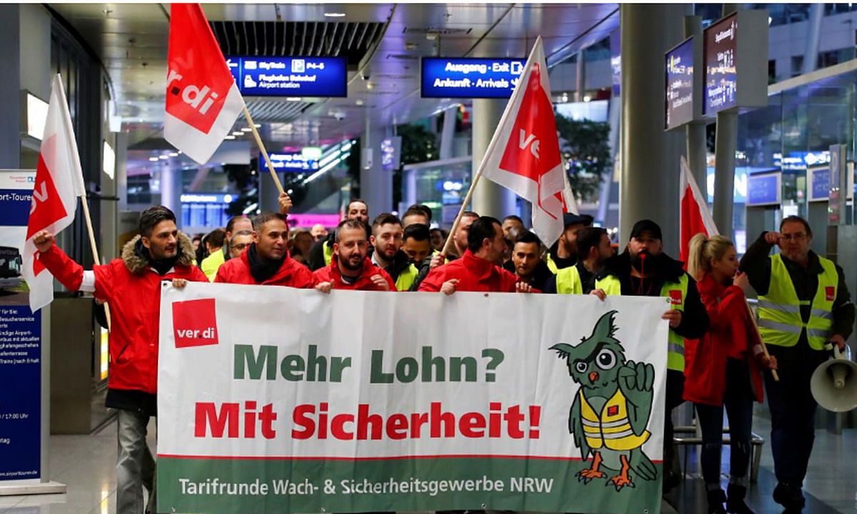 Employees of Duesseldorf Airport march through the main hall during a strike by German union Verdi, which called on security staff at Duesseldorf, Cologne and Stuttgart airports to put pressure on management in wage talks, in Duesseldorf, Germany, on 10 January 2019. -- Photo: Reuters
