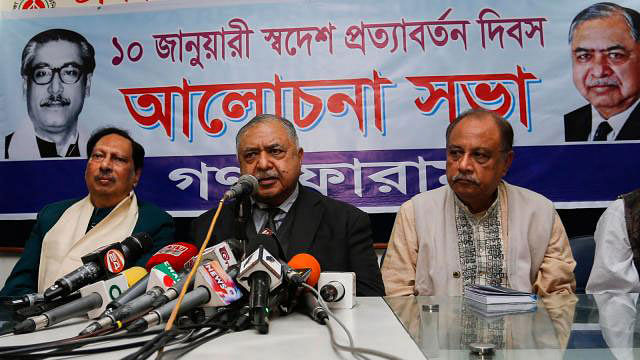 Kamal Hossain addressing a discussion organised at Dhaka Reporters` Unity (DRU) marking the Homecoming Day of Bangabandhu Sheikh Mujibur Rahman on Thursday. Photo: Prothom Alo