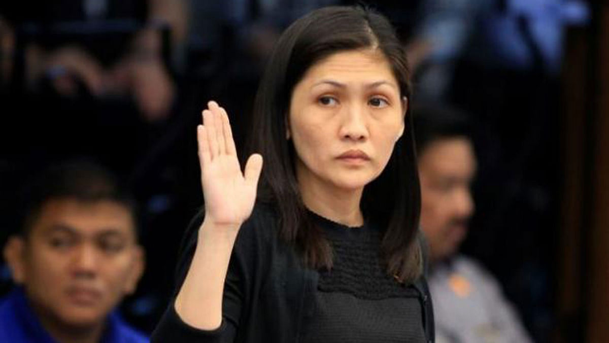 Maia Santos Deguito, a branch manager of the Rizal Commercial Banking Corp (RCBC) takes an oath during a money laundering hearing at Senate in Manila 15 March 2016. Photo: Reuters