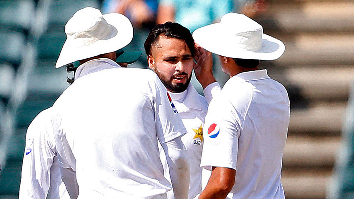 Pakistan bowler Faheem Ashraf (L) celebrates the dismissal of South African batsman Zubayr Hamza (not in picture) during the second day of the third Cricket Test match between South Africa and Pakistan at Wanderers cricket stadium in Johannesburg, South Africa on 12 January, 2019. Photo: AFP