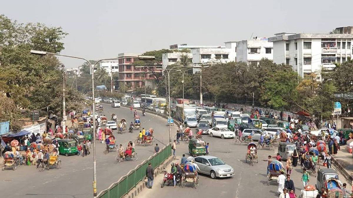 Vehicles halt as RMG workers block the Mirpur 1-Kalyanpur road in Dhaka on 12 January. Photo: UNB