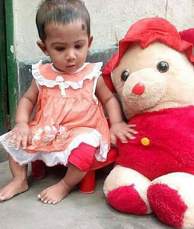 Little Akifa posing with her dolls. Akifa was killed as a bus hit her on 31 August. Prothom Alo File Photo