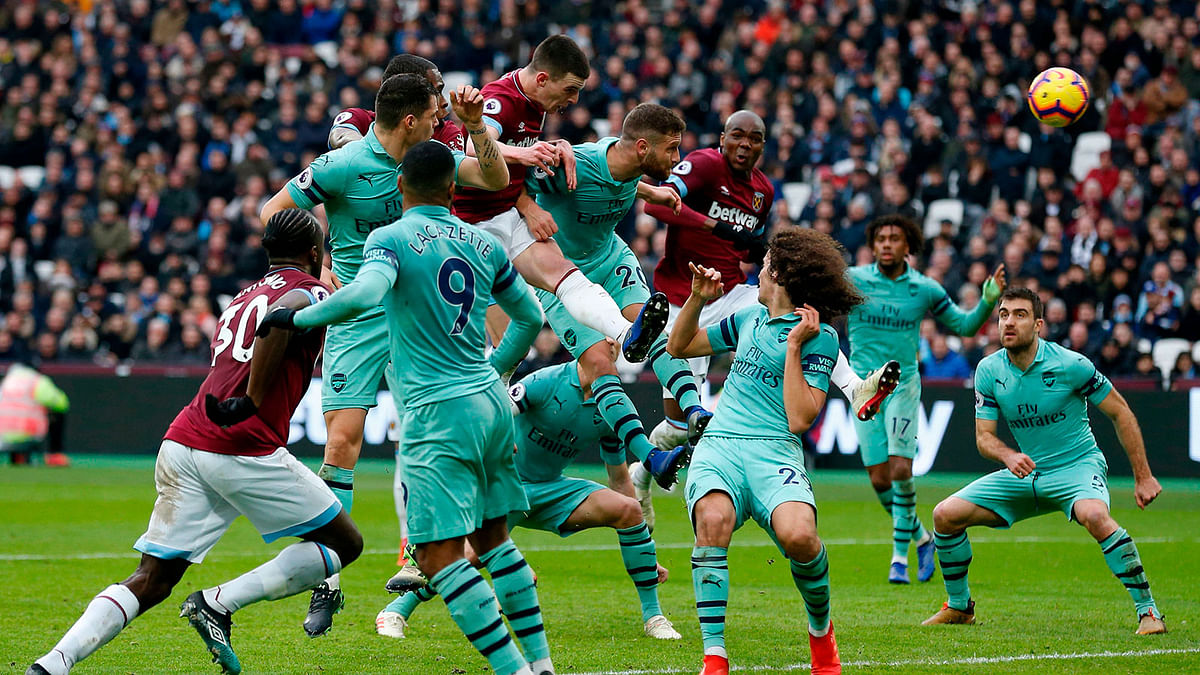 West Ham United`s Irish defender Declan Rice (C) jumps highest but heads the ball narrowly wide during the English Premier League football match between West Ham United and Arsenal at The London Stadium, in east London on 12 January, 2019. Photo: AFP