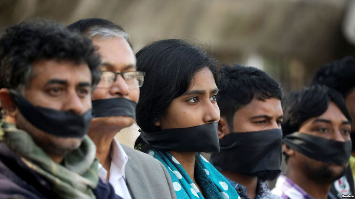 Activists of leftist alliance cover their mouths with black cloths as they join in a rally to demand a new election under caretaker government, in Dhaka, Bangladesh, 3 Jan, 2019. Photo: Reuters