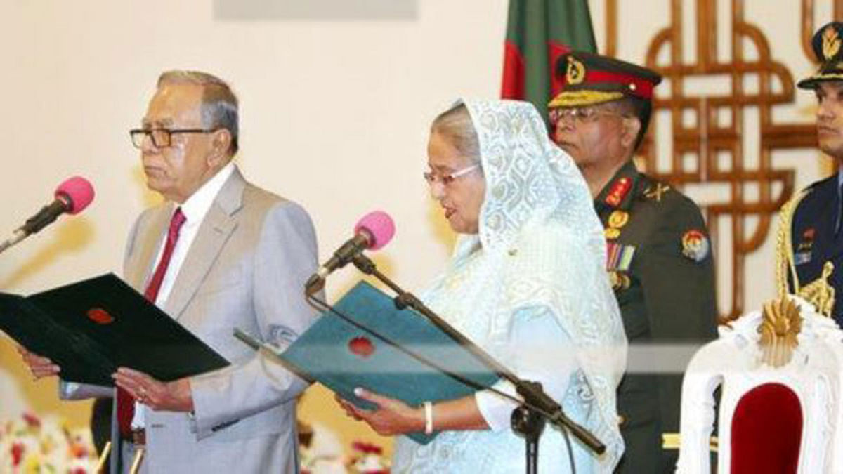 President M Abdul Hamid administers the oath of office to prime minister-elect Sheikh Hasina in Dhaka, Bangladesh, 7 Jan, 2019. Photo: AP