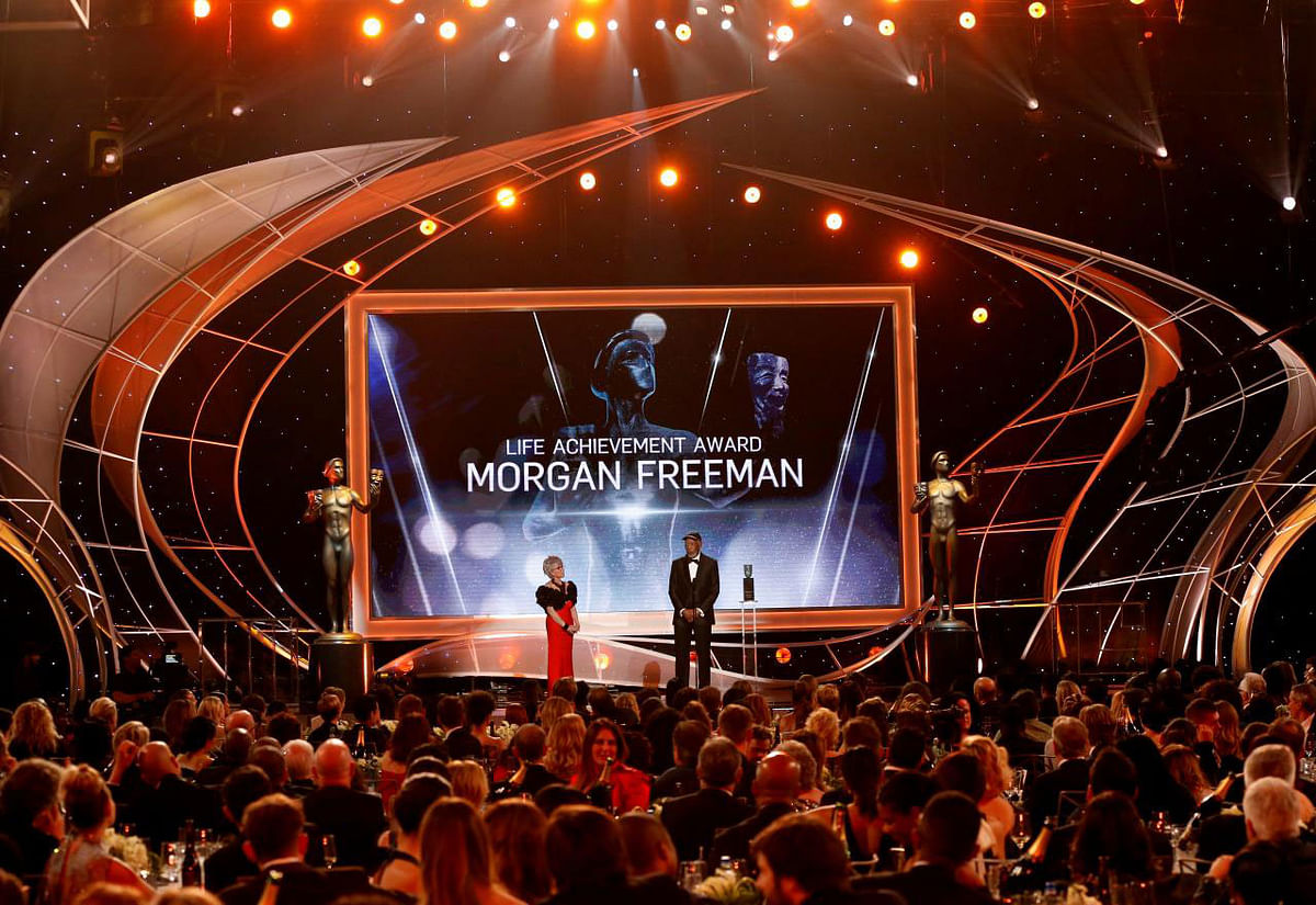 24th Screen Actors Guild Awards – Show – Los Angeles, California, US, 21/01/2018 – Actor Morgan Freeman accepts the Life Achievement Award from actress Rita Moreno. -- Photo: Reuters