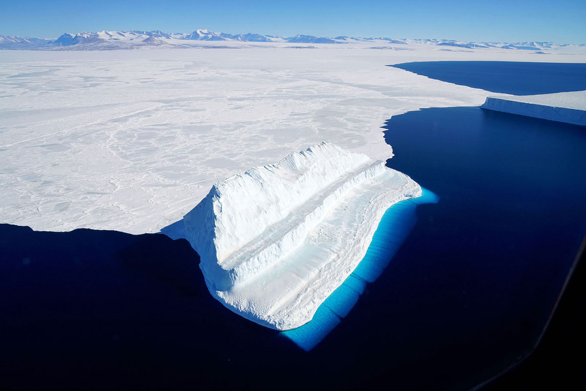 This file NASA image released on 20 December 2017 and acquired on 29 November 2017 by Operation IceBridge during a flight to Victoria Land, shows an iceberg floating in Antarctica`s McMurdo Sound. Photo: AFP