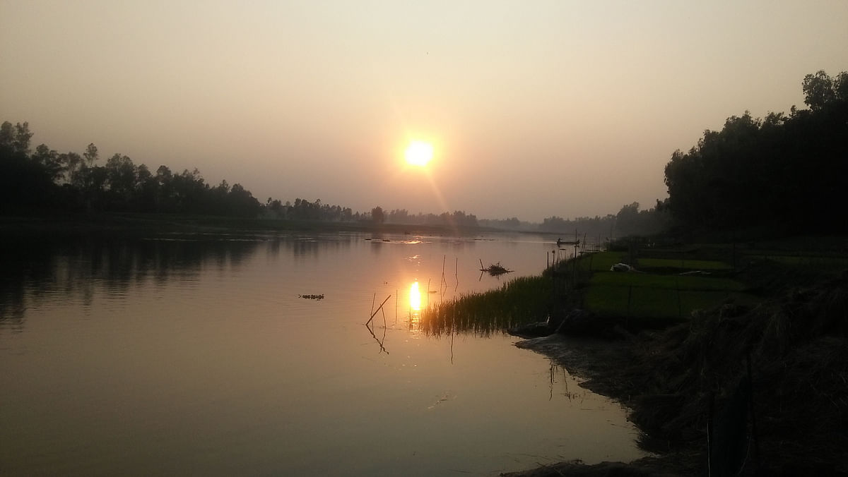 Reflection of the setting sun on the river water at Chandaikona, Raiganj in Sirajganj on 14 January. Photo: Sajedul Alam