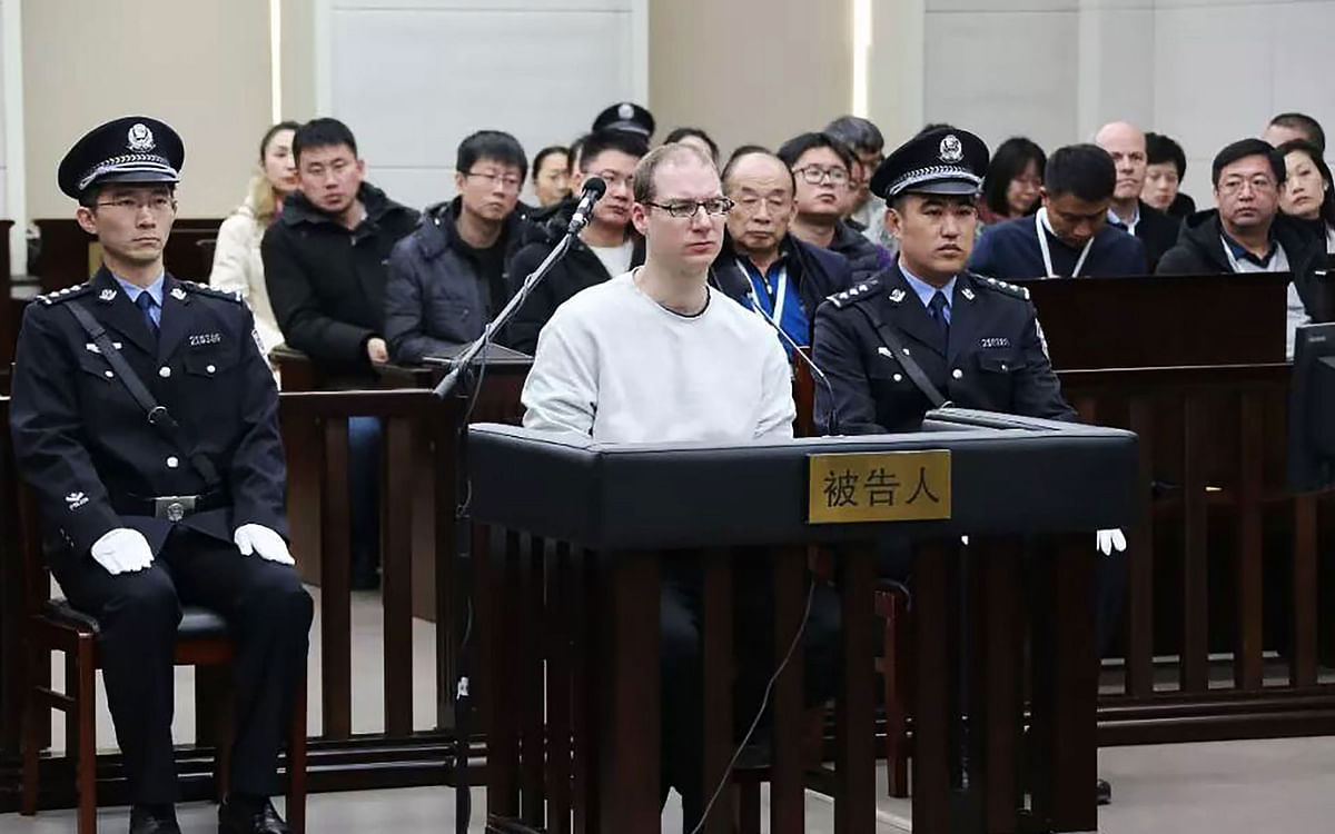 This photograph taken and released by the Intermediate Peoples` Court of Dalian on 14 January, 2019 shows Canadian Robert Lloyd Schellenberg (C) during his retrial on drug trafficking charges in the court in Dalian in China`s northeast Liaoning province. Photo: AFP
