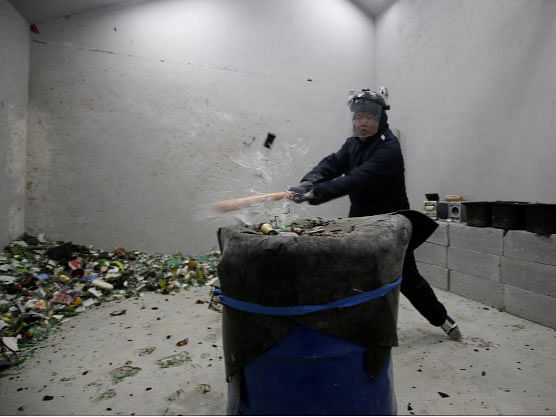 A customer in `anger room` — Photo: Reuters
