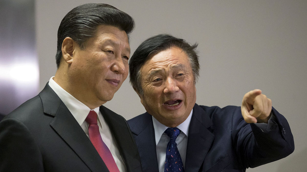 Chinese president Xi Jinping (L) pauses as he is shown around the offices of Huawei Technologies Co Ltd by Ren Zhengfei, president of Huawei, in London, Britain on 21 October 2015. Photo: Reuters