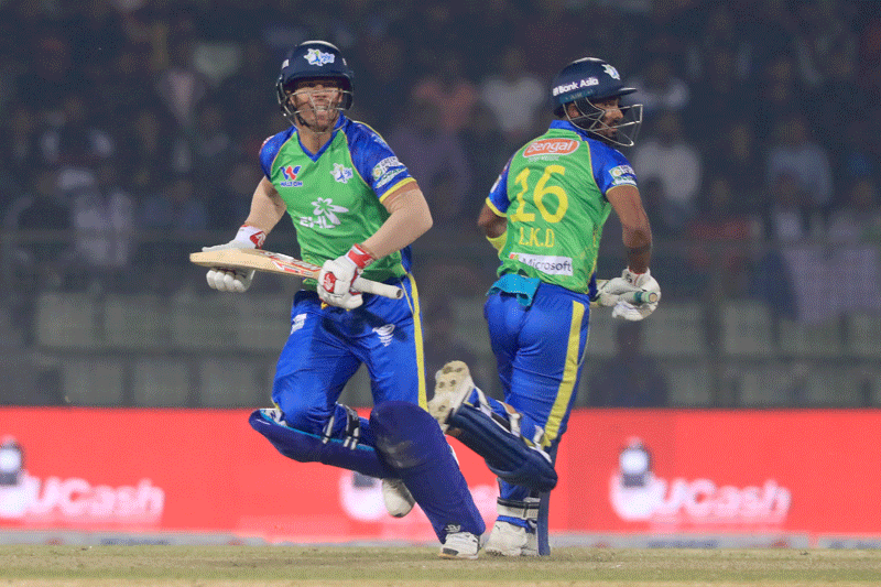 David Warner and Liton Das. Photo: Prothom Alo