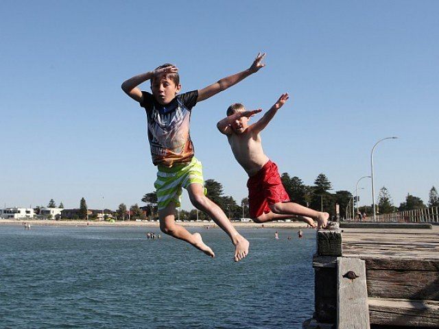 Children jump into the water off Altona pier in Melbourne, Australia. -- Photo: Reuters