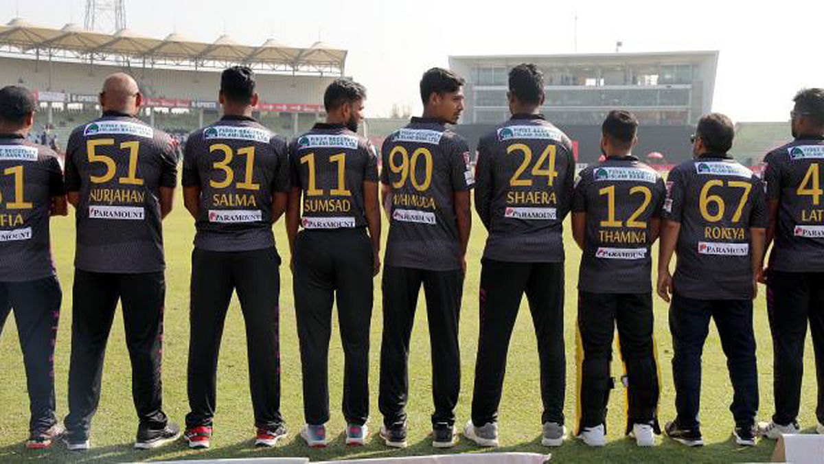 The Rajshahi Kings players playing the BPL match against Dhaka Dynamites wearing jerseys with the players’ mothers` names on the back on Wednesday. Photo: Prothom Alo