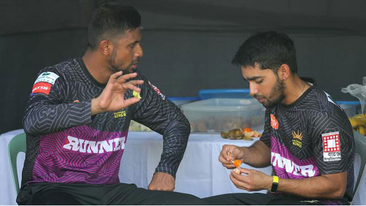 Shahriar Nafees (L) helped Kings to recover stuttering start against Dhaka Dynamites. Photo: Prothom Alo