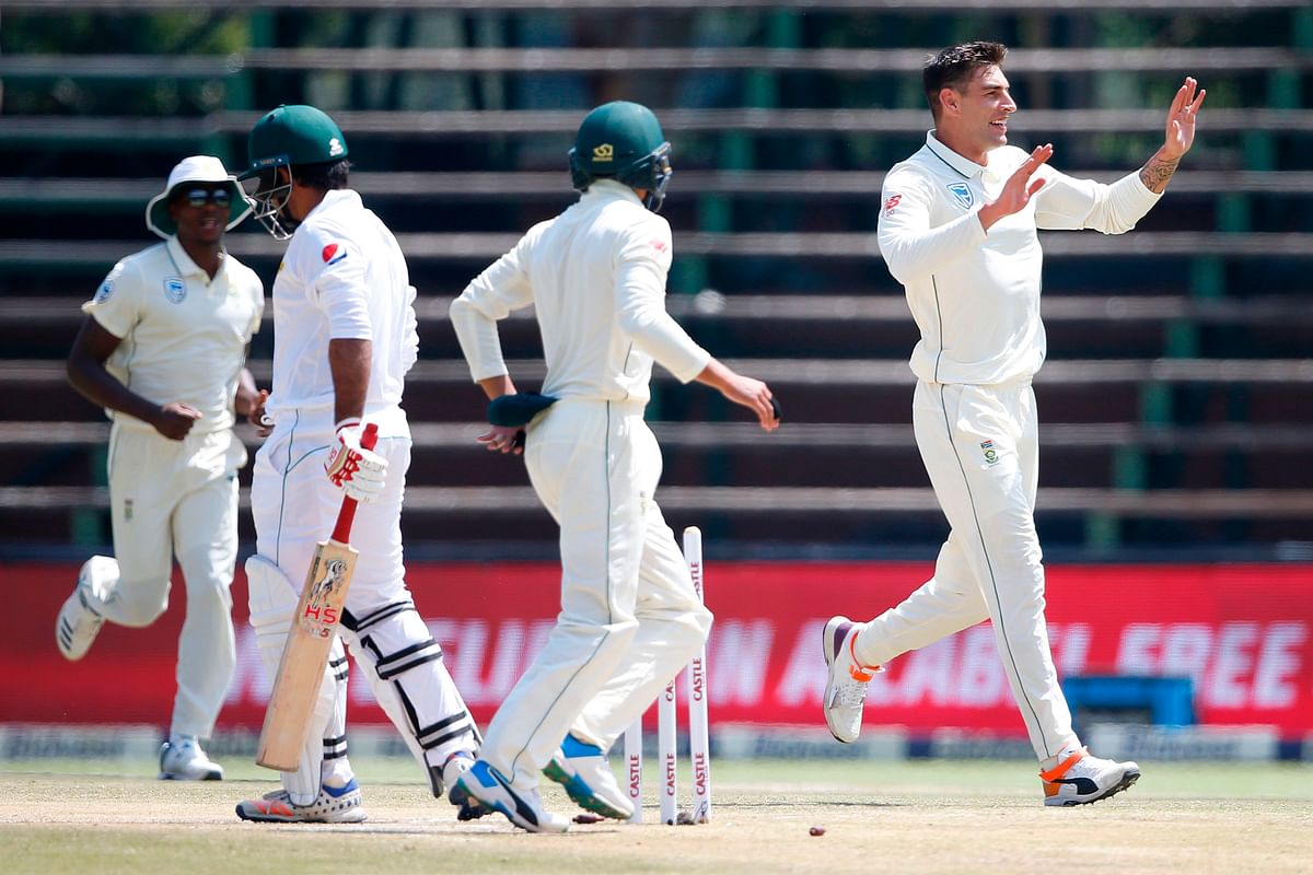 South African bowler Duanne Olivier (R) celebrates the dismissal of Pakistan batsman Sarfraz Ahmed (CL) during the fourth day of the third Cricket Test match between South Africa and Pakistan at Wanderers cricket stadium on 14 January 2019 in Johannesburg. Photo: AFP