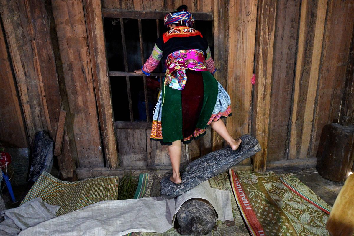 This picture taken on 29 October 2018 shows an ethnic Hmong woman softening traditional textiles at the Lung Tam Linen cooperative in northern Vietnam`s Quan Ba district. Photo: AFP