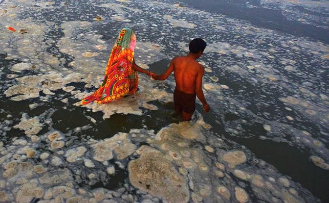 This file photo taken on 7 November, 2015 shows Indian Hindu devotees bathing in the polluted river Ganges near Sangam in Allahabad. Photo: AFP