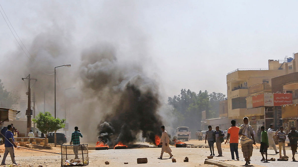 Sudanese demonstrators burn tyres near the home of a demonstrator who died of a gunshot wound sustained during anti-government protests in Khartoum, Sudan on 18 January 2019. Photo: Reuters