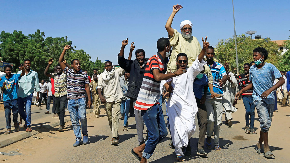 Sudanese demonstrators chant slogans near the home of a demonstrator who died of a gunshot wound sustained during anti-government protests in Khartoum, Sudan on 18 January 2019. Photo: Reuters