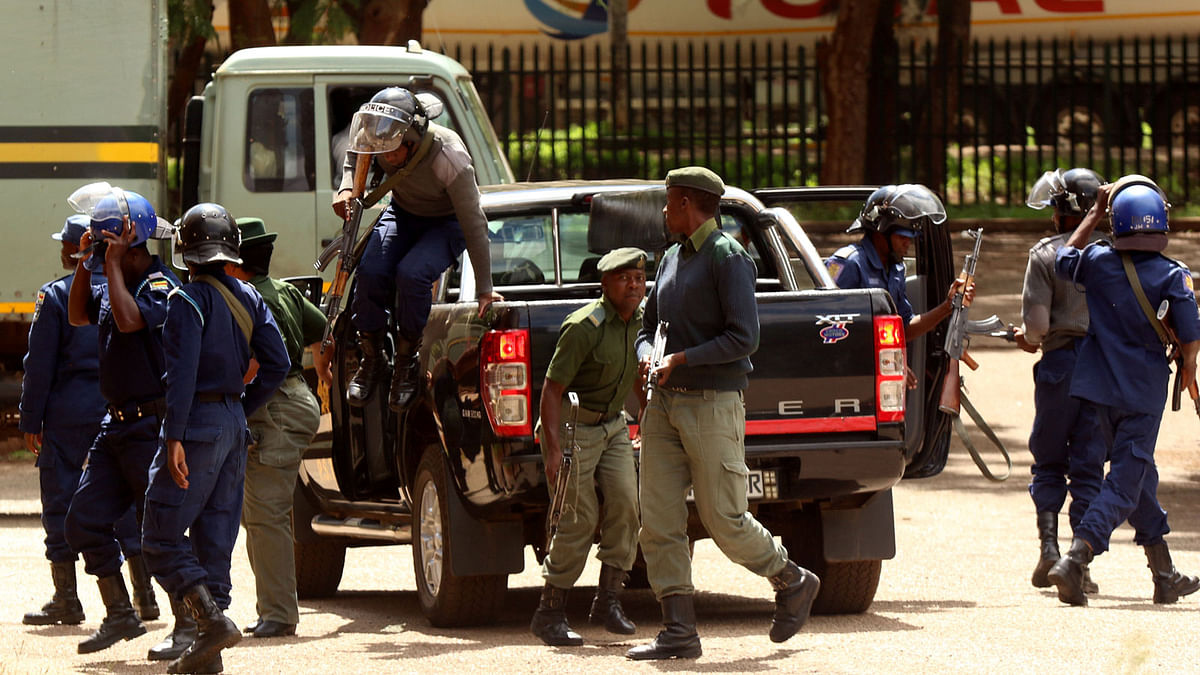 Police stand guard as people arrested during protests appeal in court in Harare, Zimbabwe, on 18 January 2019. Photo: Reuters