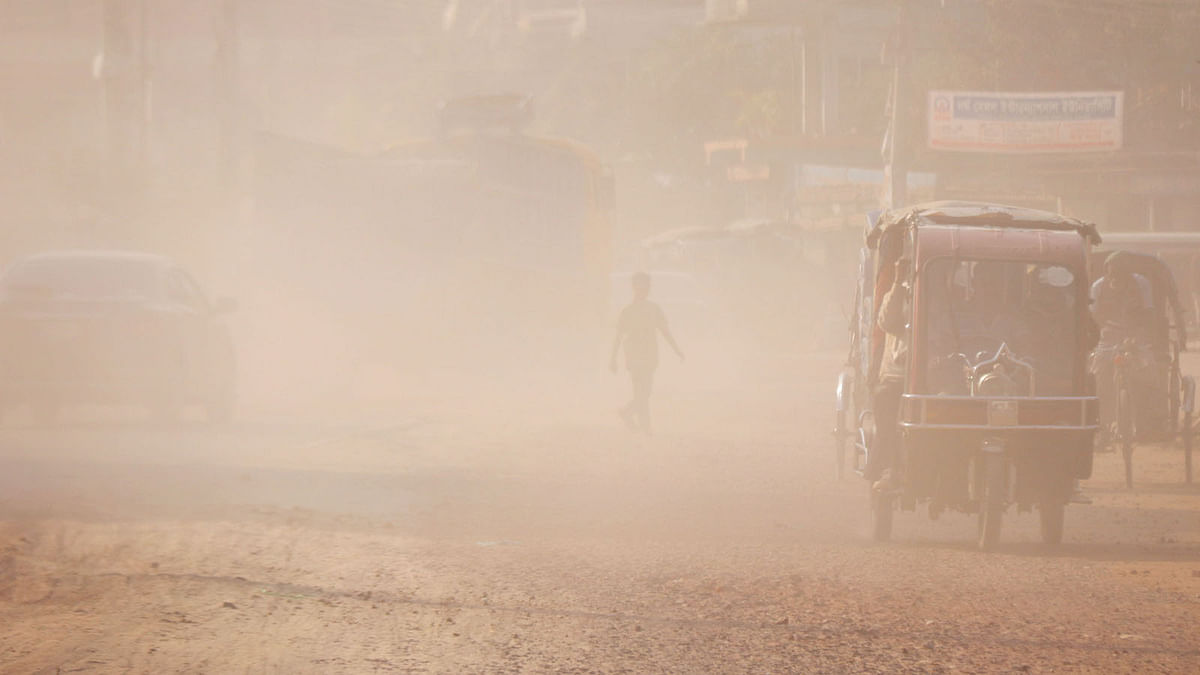 Cloud of dust at the Shahar Terminal Road in Masum Bazar, Pabna on 20 January. Photo: Hassan Mahmud