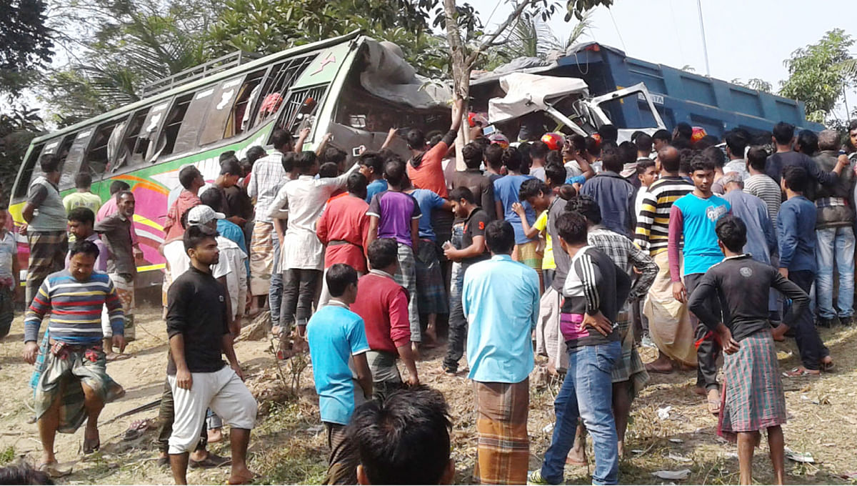 Crashed vehicles on Khulna-Mawa Highway in Fakirhat upazila on Tuesday. Photo: UNB