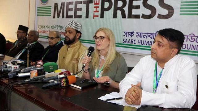 An election observer talks to media. Prothom Alo File Photo