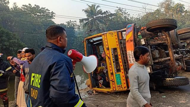 The damaged truck is seen at West Mandarin in Lakshmipur sadar upazila. Photo: Prothom Alo