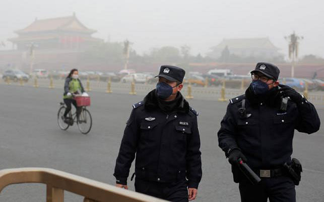 Police officers wear masks as Tiananmen Square is shrouded in haze after a yellow alert was issued for smog in Beijing, China, on 14 November 2018. Reuters File Photo