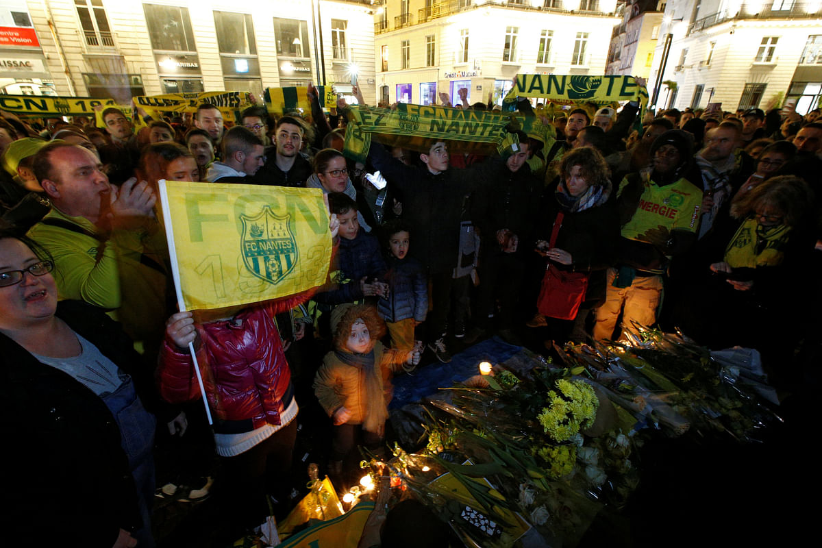 Fans gather near a row of yellow tulips in Nantes` city center after news that newly-signed Cardiff City soccer player Emiliano Sala was missing after the light aircraft he was travelling in disappeared between France and England the previous evening, according to France`s civil aviation authority, France, 22 January 2019. Photo: Reuters