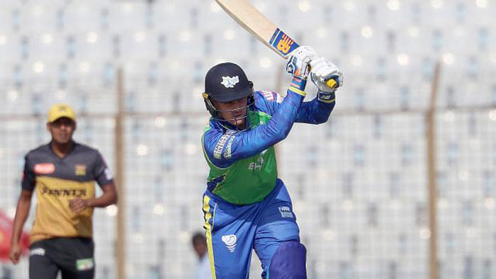 Sixers’ Jason Roy plays a shot in the match against Rajshahi Kings at Zahur Ahmed Chowdhury Stadium in Chattogram on Friday. Photo: Prothom Alo