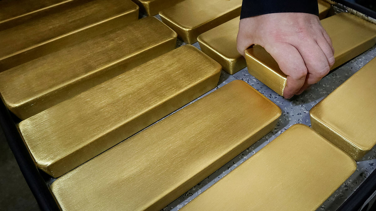 An employee stores newly cast ingots of 99.99 percent pure gold at the Krastsvetmet non-ferrous metals plant in the Siberian city of Krasnoyarsk. Photo: Reuters