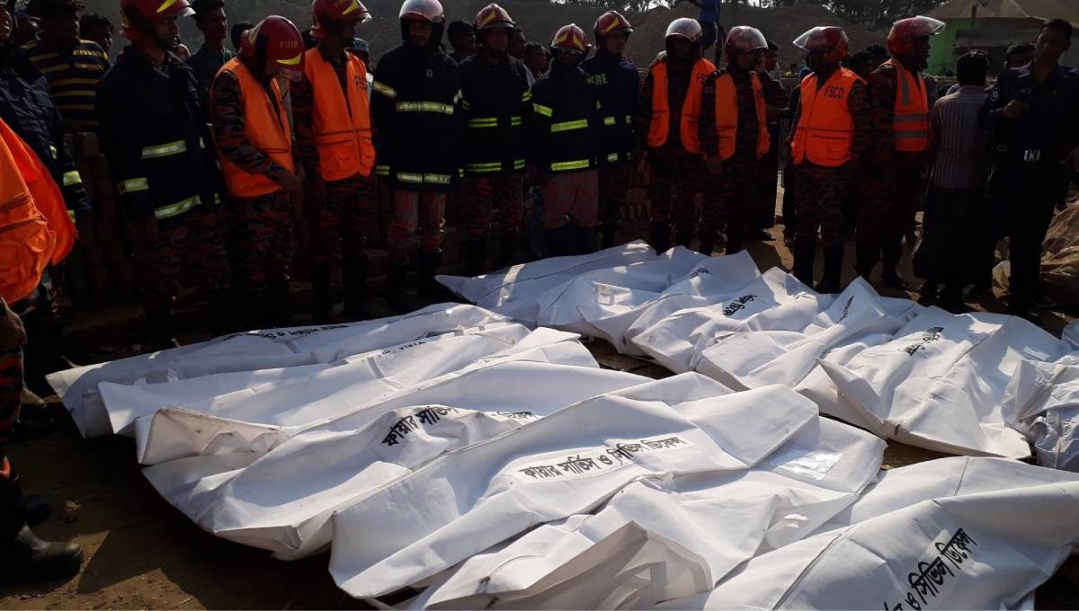 Bodies of the accident victims. Photo: UNB