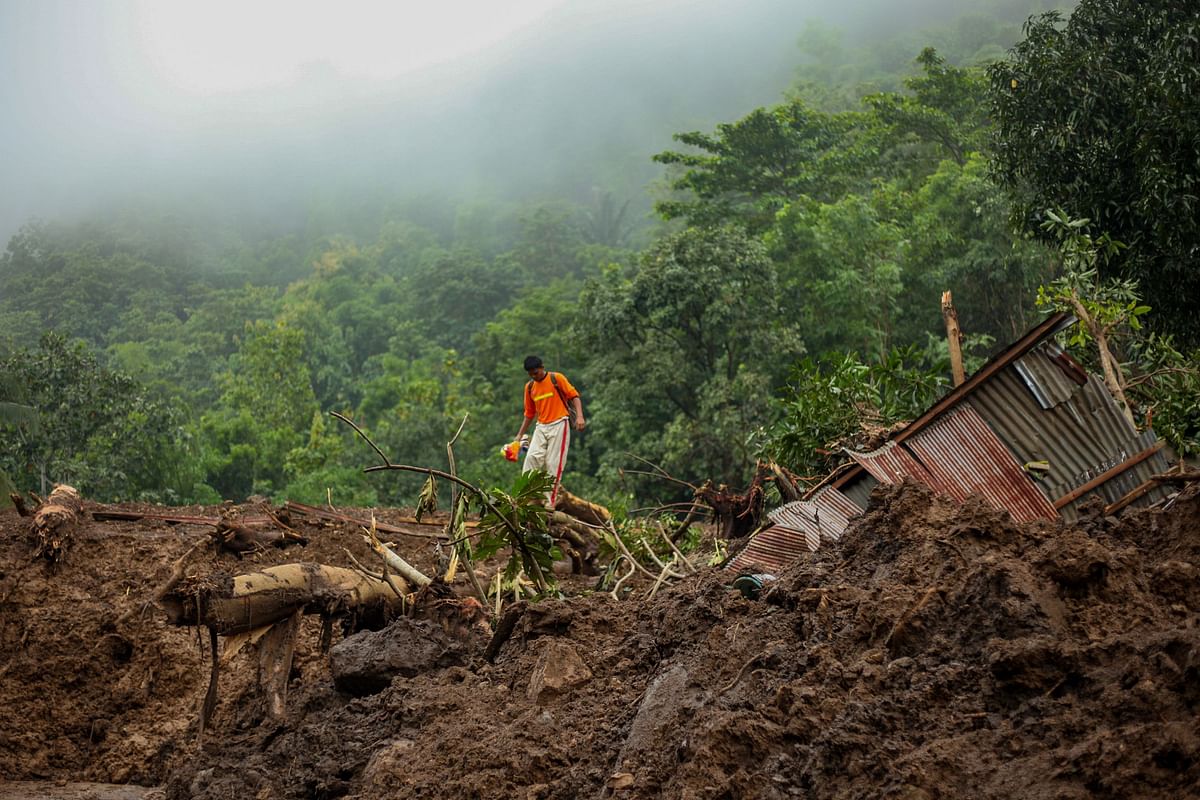 This picture taken on 25 January, 2019 shows an Indonesian rescuer searching for survivors after a landslide in Gowa, after heavy rain and strong winds pounded the southern part of Sulawesi island. Photo: AFP