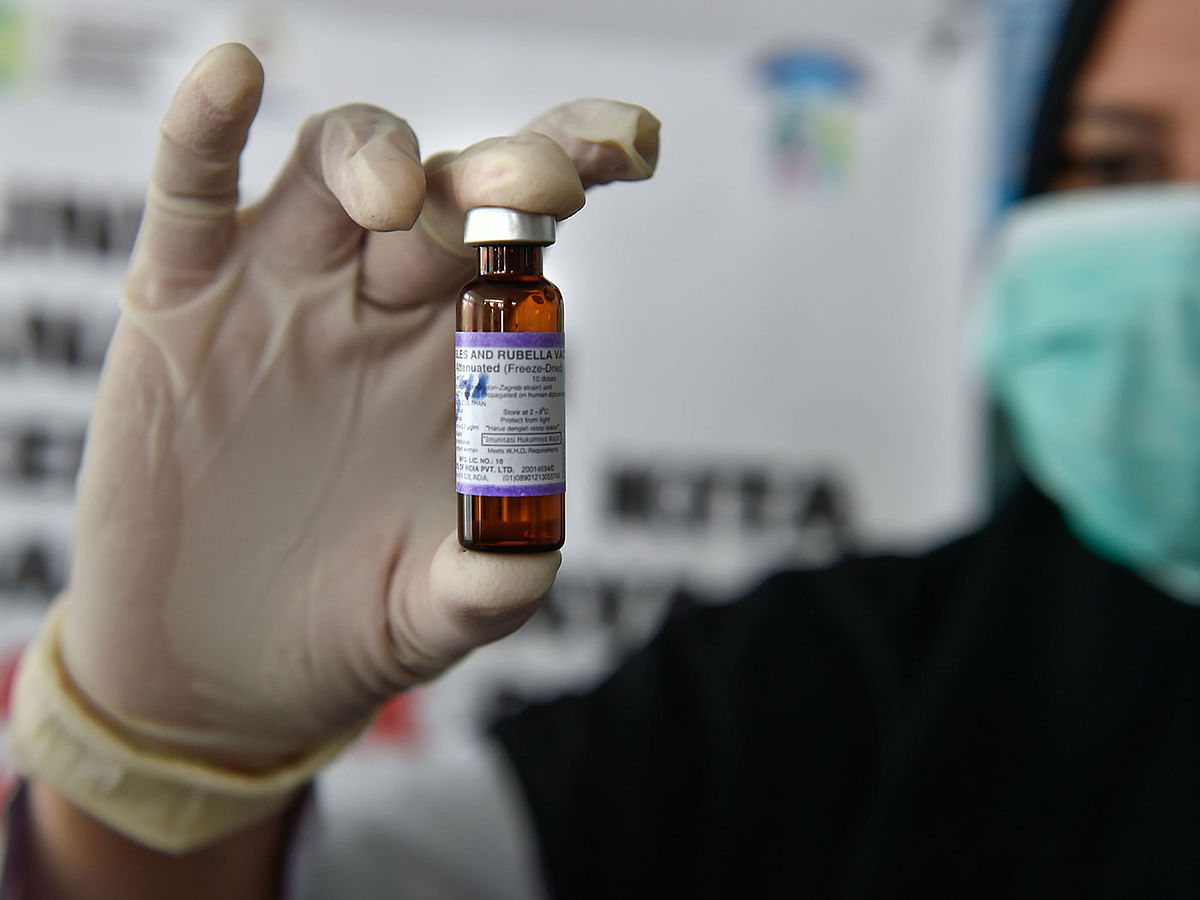 In this file photo taken on 18 September 2018 A medical worker holds a measles-rubella (MR) vaccine at a health station in Banda Aceh in Aceh province, Indonesia on 19 September 2018. Photo: AFP