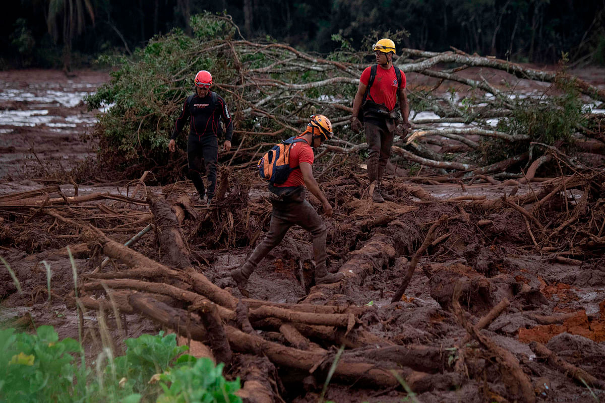 Minas Gerais firefighters search for bodies in the mud-covered area a day after the collapse of a dam at an iron-ore mine belonging to Brazil`s giant mining company Vale near the town of Brumadinho in the state of Minas Gerais in southeastern Brazil, on 26 January 2019. Photo: AFP