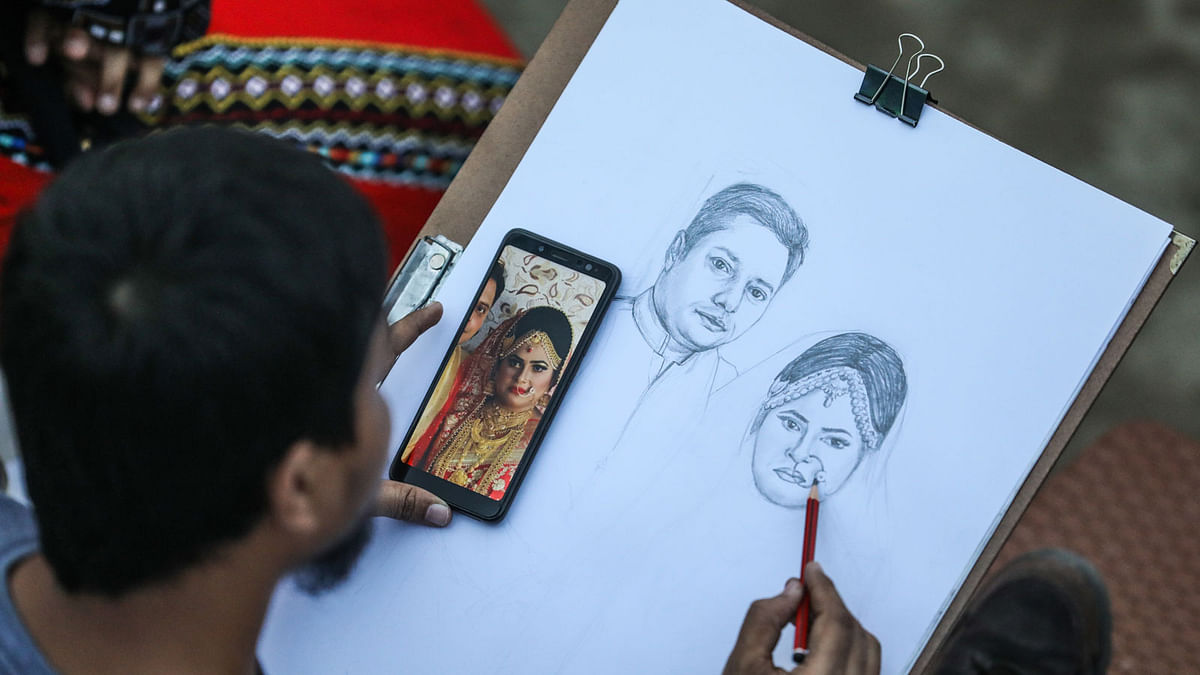 An artist sketches a portrait at Dhaka International Trade Fair in Agargaon, Dhaka on 27 January. Photo: Dipu Malakar